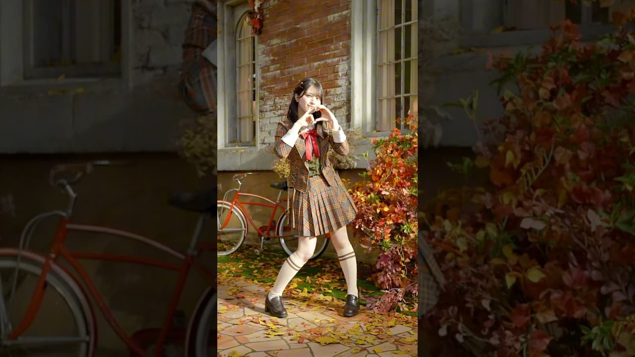 =LOVE – 19th Single『ラブソングに襲われる』shorts (1)